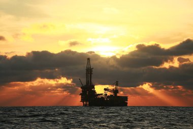 Petrol ve sondaj, gün batımı ve gün doğumuyla birlikte kıyıdan uzakta. Enerji ve enerji sektöründe petrol ve doğalgaz üretim platformu.