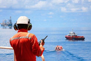 Petrol ve gaz endüstrisindeki şantiye alanında çalışan teknisyen gözlemcisi ve komutanı, petrol ve gaz endüstrisindeki işçiler, makinenin durumunu kontrol etmek için operasyon ekibiyle irtibata geçtiler..
