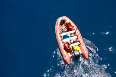 Petrol ve gaz platformunu desteklemek için körfezdeki cankurtaran botu, petrol ve gaz endüstrisindeki yangın durumunda işçileri korumak için güvenlik ekipmanı, gaz platformundaki tahliye ekipmanları, güvenlik ekipmanları konsepti.