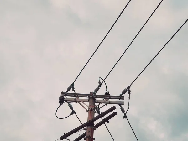 Pole Elektromos Távvezetékek Vezetékek Kék Háttér — Stock Fotó