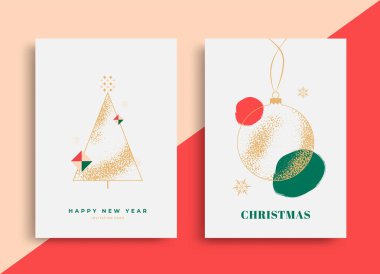Modern Noel ve Yeni Yıl tebrik kartları geometrik Noel ağacı ve altın, kırmızı ve yeşil aksanlı süslemeleri olan minimalist tasarımlar.