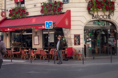 PARIS, FRANCE - Nisan 04, 2023: Paris 'teki Restoran