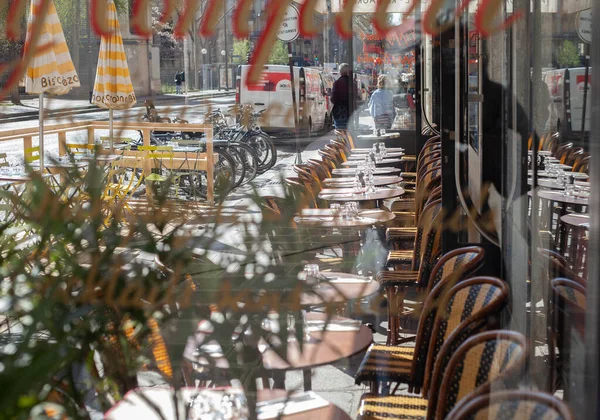 2023年4月4日 阳光灿烂的巴黎咖啡馆的阳台 — 图库照片