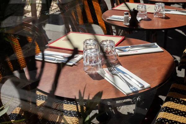 2023年4月4日 阳光灿烂的巴黎咖啡馆的餐桌 — 图库照片