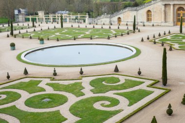 VERSAILLES, FRANCE - 02.05.2023: Versailles Parkı - Versay 'daki eski kraliyet mülkiyetinin topraklarında yer alan mimari ve peyzaj kompleksi