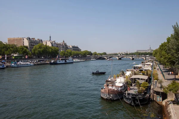 París Francia Junio 2023 Barcos Largo Del Terraplén Del Sena —  Fotos de Stock