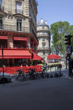 PARIS, FRANCE - 02 Kasım 2023: Paris 'te kırmızı vizörlü geleneksel restoran