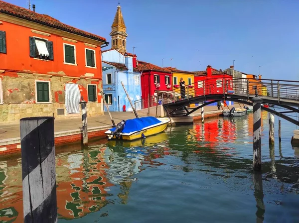Burano Italië 2023 Venetië Bezienswaardigheid Burano Eiland Kanaal Kleurrijke Huizen — Stockfoto