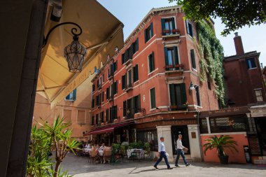 Venedik, İtalya - 11 Temmuz 2023 Venedik 'te güzel sokaklar.