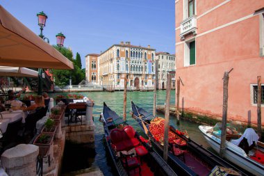 Venedik, İtalya - 14 Temmuz 2023: Accademia Köprüsü, Venedik 'teki Büyük Kanal üzerindeki dört köprünün en güneyindeki köprü.