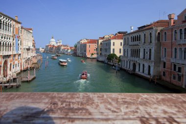 Venedik, İtalya - 14 Temmuz 2023: Accademia Köprüsü, Venedik 'teki Büyük Kanal üzerindeki dört köprünün en güneyindeki köprü.