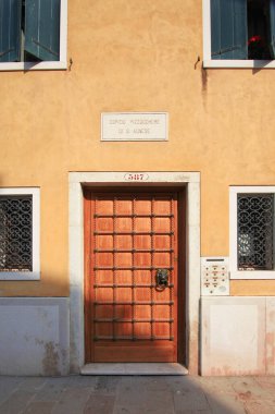 Venedik, İtalya - 06.30. 2023: Venedik 'te kapılar. Mimarlık. Ahşap kapı ve pencere. Kırmızı tuğla duvarda, Venedik 'te bina cephesi, dış tasarım.