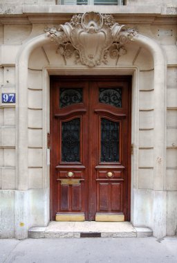 PARIS, FRANCE - 07 Temmuz 2023: Paris 'in alışılmadık kapıları. Paris 'in mimarisi