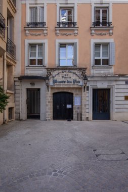 PARIS, FRANCE - 07 Ekim 2023: Paris 'teki şarap müzesi. 1984 'ten beri, Fransız şarap yapma sanatının zenginliği ve çeşitliliğinden bahsediyor.