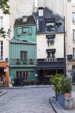PARIS, FRANCE - 02 Kasım 2023 Latin Mahallesi 'ndeki ODETTE kahve dükkanının muhteşem boyanmış ve dekore edilmiş hali.