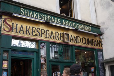 PARIS, FRANCE - 1 Kasım 2023 Shakespeare and Company isimli kitapçı. 1919 yılına ait..