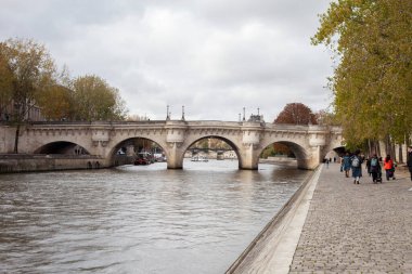 PARIS, FRANCE - 02 Kasım 2023: Ile Saint-Louis, diğer adıyla Ile Saint-Louis, Paris 'in merkezinde, Seine Adaları' nın doğusunda yer alan ve hayatta kalan iki küçük adadan biridir.