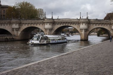 PARIS, FRANCE - 01 Kasım 2023: Seine seddi bir sonbahar günü