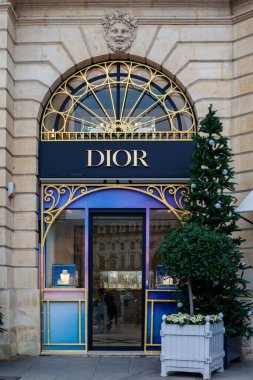 PARIS, FRANCE - 10 Kasım 2023: Dior mağazası Paris 'te Yeni Yıl için dekore edildi