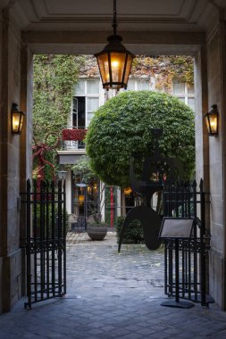 PARIS, FRANCE - 19 Kasım 2023: Paris 'in en güzel kafeleri. Sonbahar Paris