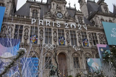 PARIS, FRANCE - 01 Aralık 2023: Olimpiyat Oyunları Paris 2024. Otel de Ville yazıtları belediye binasında.