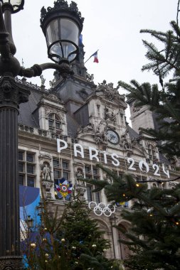 PARIS, FRANCE - 01 Aralık 2023: Olimpiyat Oyunları Paris 2024. Otel de Ville yazıtları belediye binasında.