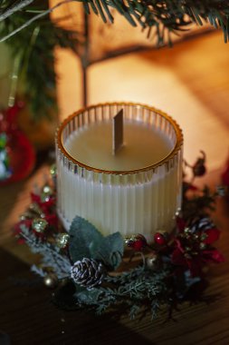Tahta fitili olan Noel mumu