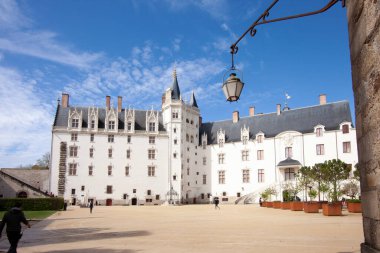 NANTES, FRANCE - 13 Nisan 2024: Brittany Dükleri Şatosu, Britanya Dükalığı 'nın tarihi merkezi olarak kabul edilen bir kaledir. Loire 'ın sağ kıyısında duruyor.