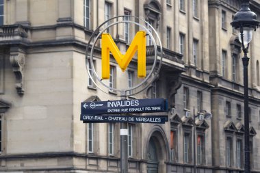 PARIS, FRANCE - 16 Nisan 2024: Paris metro istasyonunu işgal etti