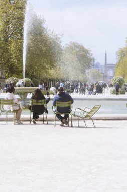 PARIS, FRANCE - 16 Nisan 2024 Tuileries Garden Çeşmesi