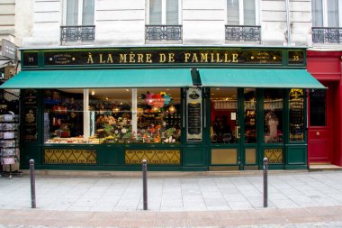 PARIS, Fransa - 15 Ekim 2024: A la Mre de Famille, 1761 'de Paris' te kurulan tarihi çikolata fabrikası..