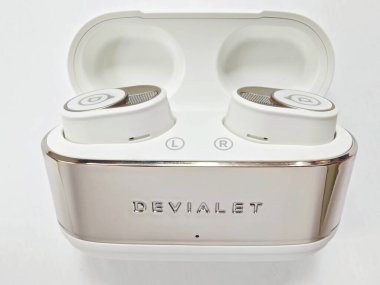 PARIS, FRANCE - 03 Eylül 2024: Devialet Gemini II Iconic Wireless Bluetooth Gürültüsü İptal Edici Kulaklıklar, White