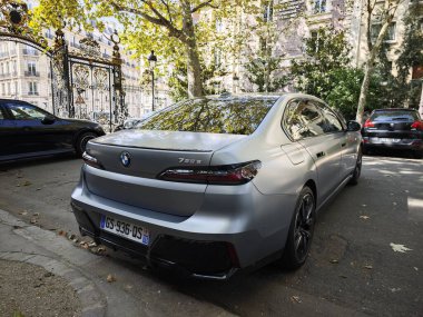 PARIS, FRANCE - Ekim 04, 2024: BMW 7-Serisi 750e xDrive