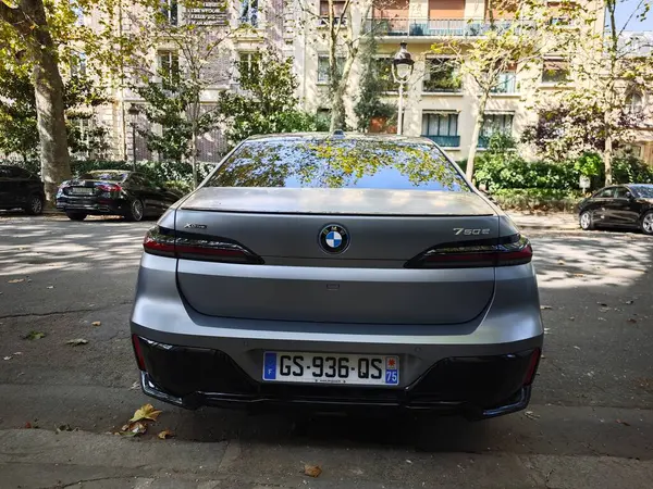 PARIS, FRANCE - Ekim 04, 2024: BMW 7-Serisi 750e xDrive