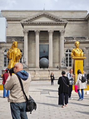 PARIS, FRANCE - 23 Eylül 2024: Açılış Seremonisinin 10 Altın Kadınının heykelleri Ulusal Meclis 'te sergileniyor