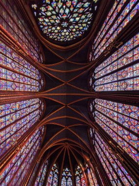 PARIS, FRANCE - 23 Eylül 2024: Kutsal Şapel, Paris 'teki Ile de la Cit' te bulunan eski kraliyet sarayının topraklarına ait bir Gotik şapel. Saint Louis tarafından 1242-1248 'de dikildi..