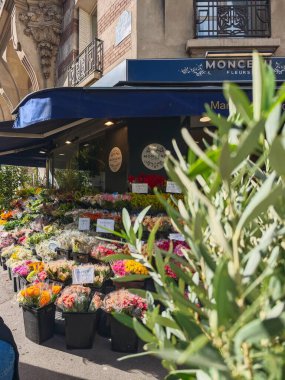 PARIS, FRANCE - 27 Eylül 2024: Paris 'teki çiçekçi