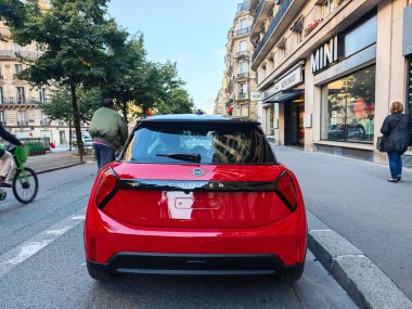 PARIS, FRANCE - 27 Eylül 2024: Yeni Mini Cooper elektrikli arabalar