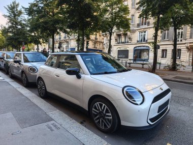 PARIS, FRANCE - 27 Eylül 2024: Yeni Mini Cooper elektrikli arabalar