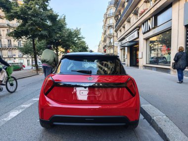 PARIS, FRANCE - 27 Eylül 2024: Yeni Mini Cooper elektrikli arabalar kırmızı