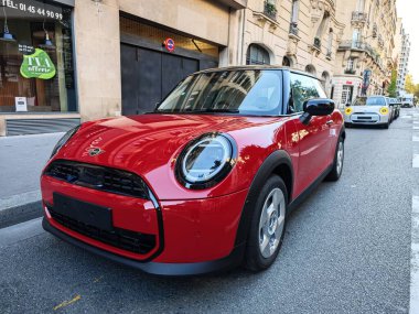 PARIS, FRANCE - 27 Eylül 2024: Yeni Mini Cooper elektrikli arabalar kırmızı