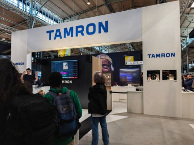 PARIS, FRANCE - 11 Ekim 2024: Salon de la Photo, Tamron 2024 'te La Villette' de yapılan tüm teknolojik yeniliklerin fotoğrafları ve videoları sergilenmektedir..