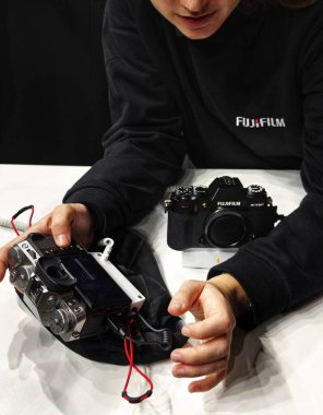 PARIS, Fransa - 15 Ekim 2024: Yeni Fujifilm aynasız kameraların sunumu