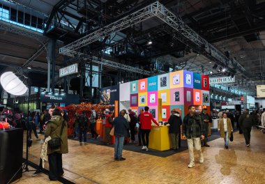 PARIS, FRANCE - 11 Ekim 2024: Fotoğraf Salonu, 2024 'te La Villette' deki tüm teknolojik yeniliklerin sergisi.