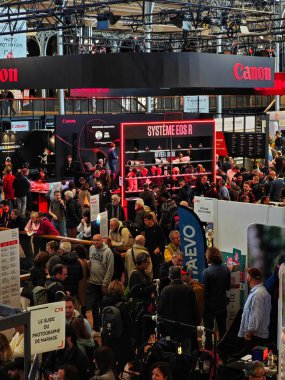 PARIS, FRANCE - 11 Ekim 2024: Fotoğraf Salonu, 2024 'te La Villette' deki tüm teknolojik yeniliklerin sergisi.