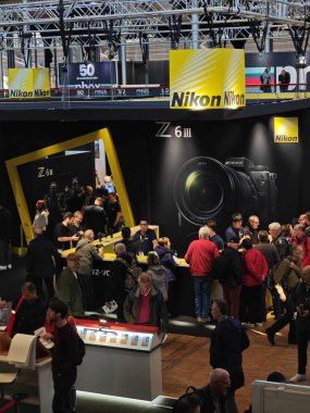 PARIS, FRANCE - 11 Ekim 2024: Fotoğraf Salonu, 2024 'te La Villette' deki tüm teknolojik yeniliklerin sergisi.