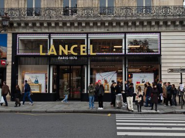 PARIS, FRANCE - 14 Ekim 2024: Lancel Şovu - lüks deri malların Fransız evi