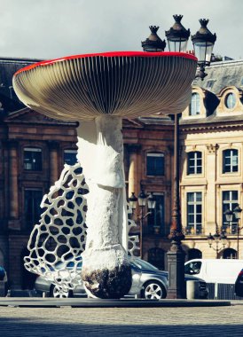 PARIS, FRANCE - 14 Ekim 2024: Art Basel Paris 2024 Fair: dev mantarlar Place Vendme 'ı dekore etti. Orijinal Kurulum Sanatçı Carsten Hller