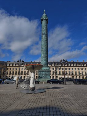 PARIS, FRANCE - 14 Ekim 2024: Art Basel Paris 2024 Fair: dev mantarlar Place Vendme 'ı dekore etti. Orijinal Kurulum Sanatçı Carsten Hller