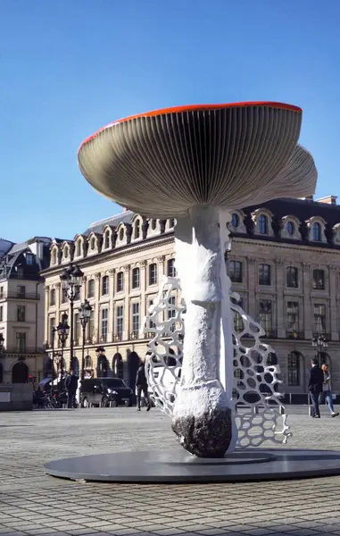 PARIS, FRANCE - 14 Ekim 2024: Art Basel Paris 2024 Fair: dev mantarlar Place Vendme 'ı dekore etti. Orijinal Kurulum Sanatçı Carsten Hller